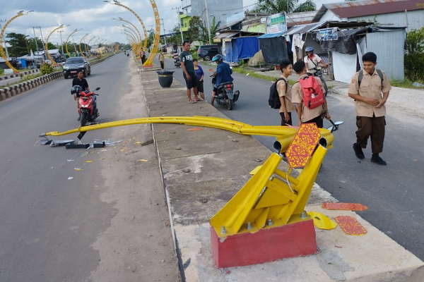 Diduga Disenggol Truk, Tiang PJU Terowongan Nur Mentaya Roboh