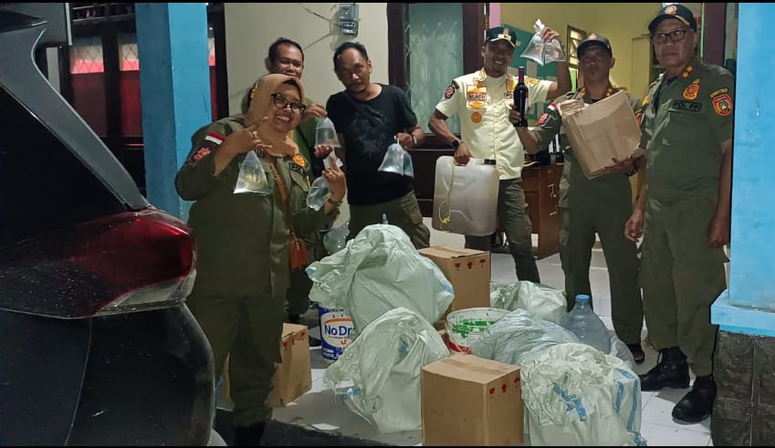 Satpol PP Kobar Sita Puluhan Botol Miras dan Arak saat Razia di Kotawaringin Lama