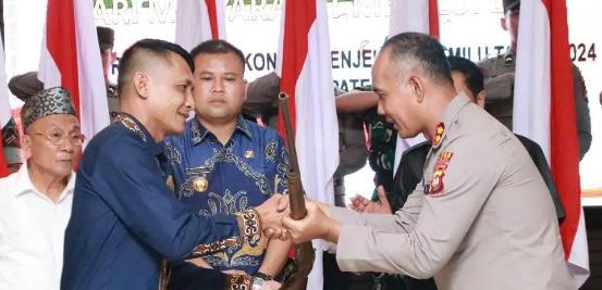 Serahkan 55 Pucuk Senpi, Kapolres Melawi Beri Penghargaan ke Ketua DAD Tanah Pinoh Barat