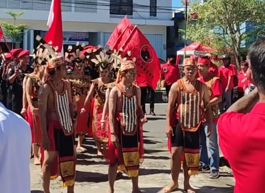 Tarian Dayak Warnai Pendaftaran 40 Bacaleg PDIP ke KPU Kapuas