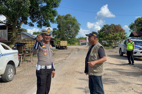 Polisi dan Dinas PUPR Kalteng Turun Survei Jalan Rusak dan Lubang di Desa Karya Unggang