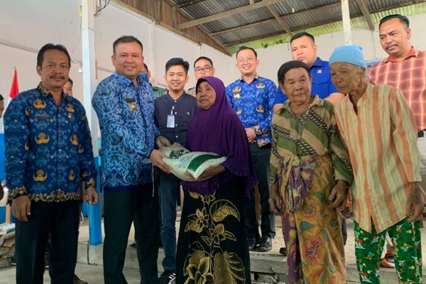 Bupati Dadi Salurkan Bantuan Pangan ke Warga Kelakik