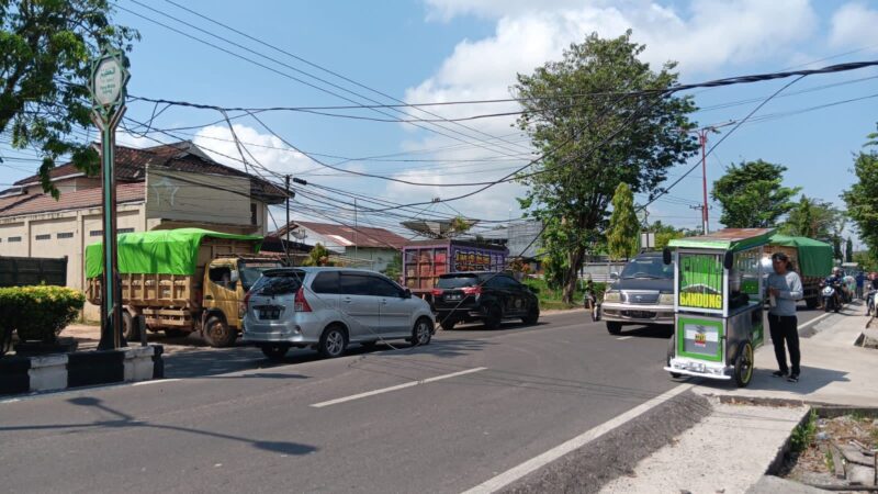Kabel PLN di Jalan ini Kerap Putus Dihantam Truk hingga Bahayakan Pengendara