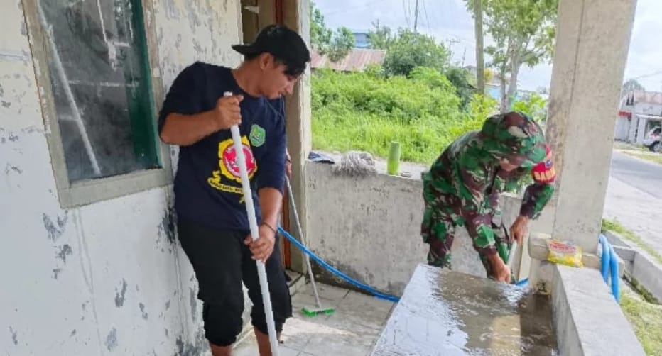 Babinsa dan Warga Kelurahan Mendawai Bersihkan Poskamling