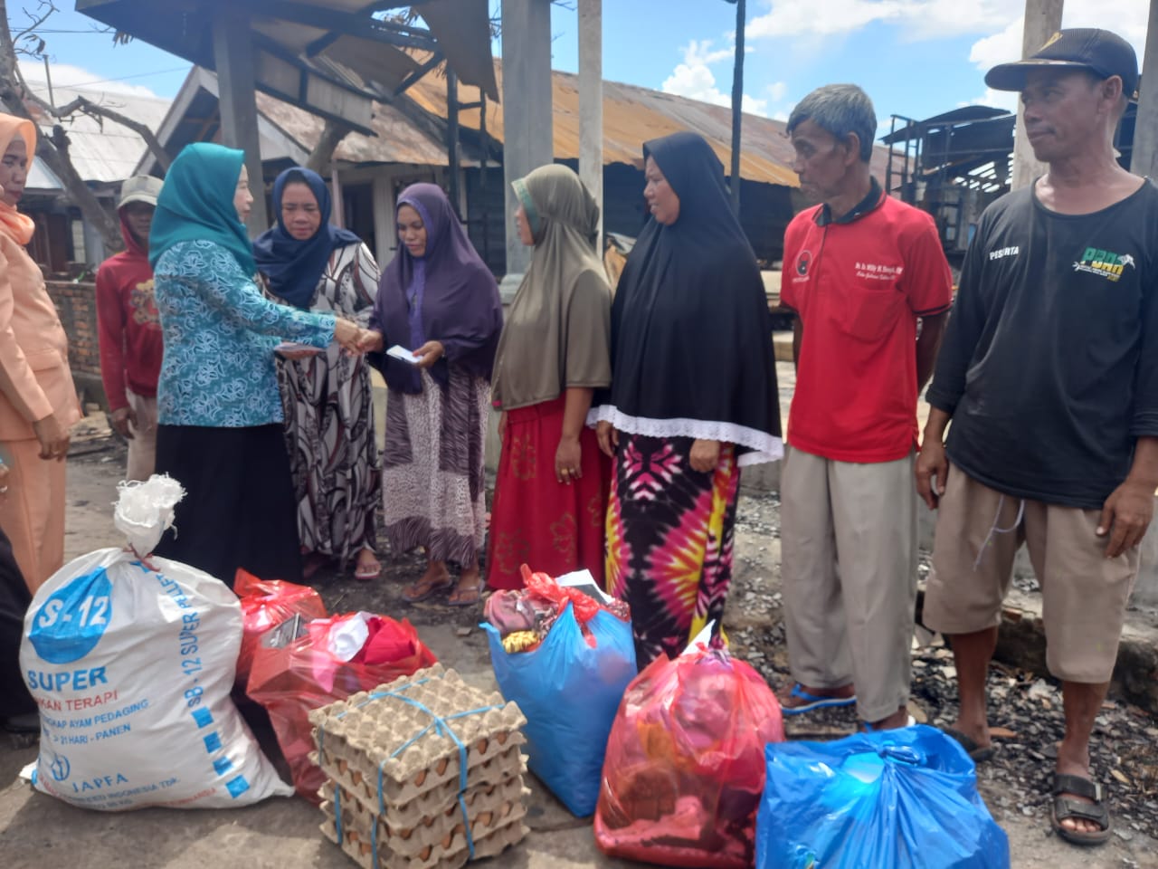 PKK Serahkan Bantuan ke Korban Kebakaran di Pegatan Hilir