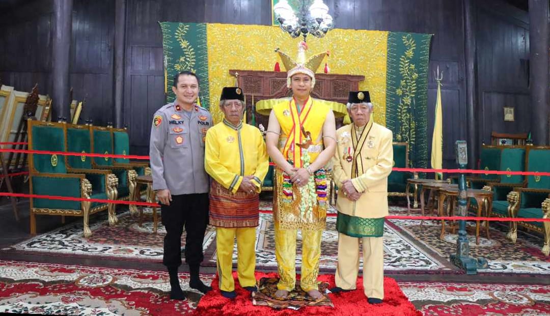 Kapolres Kobar Dianugerahi Gelar Bangsawan Kiai Mada Perkasa dari Kesultanan Kutawaringin