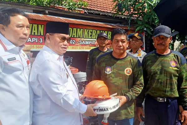 Optimalkan Relawan Kebakaran, Bupati Kotim Serahkan Bantuan Alat Pemadam Kebakaran