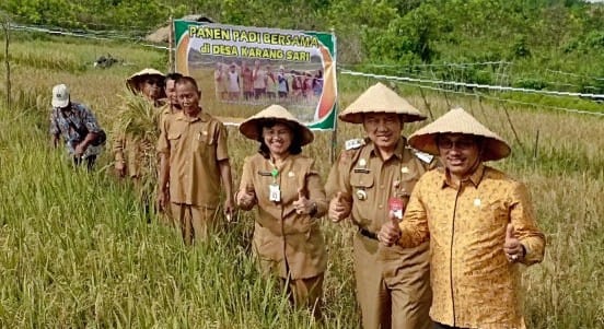 Pj Bupati Budi Santosa Apresiasi Keberhasilan Panen Raya di Desa Karang Sari