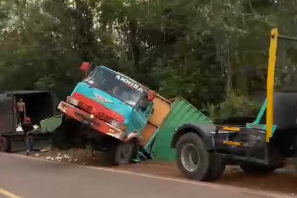 Diduga Tidak Kuat Menanjak, Truk Kontener di Sampit Terperosok