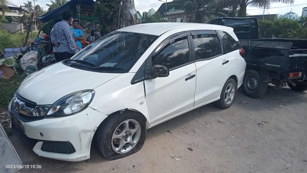 Sopir Ngantuk, Minibus Tabrak Mobil yang Tengah Parkir Hingga Terbalik