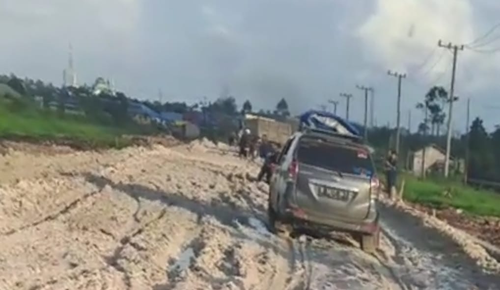 Diguyur Hujan, Perbaikan Jalan Pangkalan Bun-Kolam Akibatkan Kemacetan