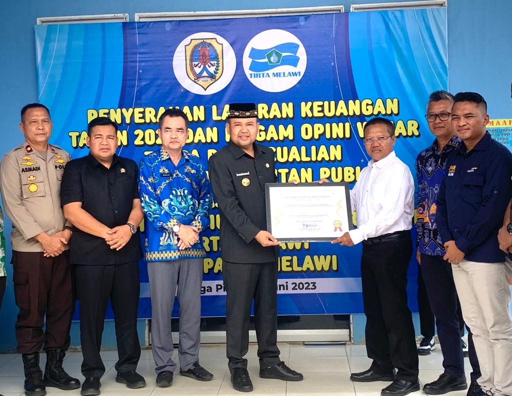 Bupati Terima Piagam Opini WTP atas Laporan Keuangan dari Perumdam Tirta Melawi