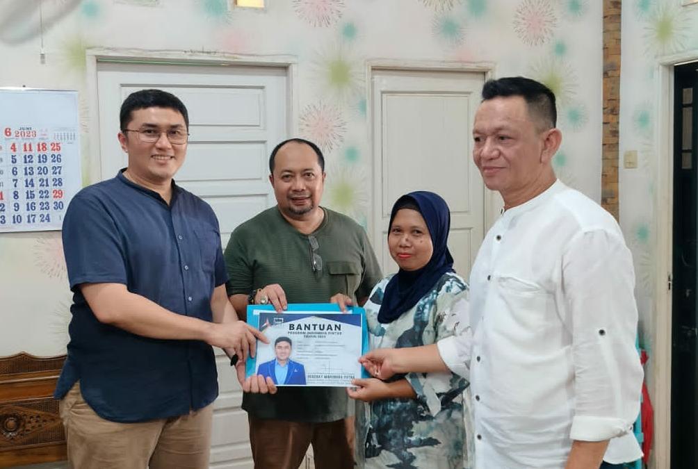 Serahkan Bantuan PIP, Herzaky Komitmen Dukung Warga Pontianak Hidup Sehat dan Pintar