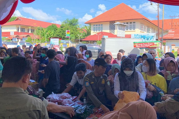 Antusias Gerakan Pangan Murah, Emak-emak Borong Bahan Kebutuhan Pokok