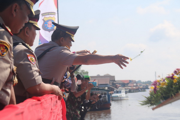 Kapolda Kalteng Pimpin Tabur Bunga di Sungai Mentaya