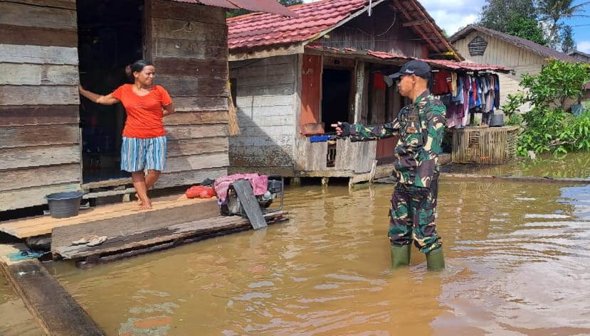 Pantau Banjir di Wilayah Aruta, Babinsa Minta Warga Tetap Waspada