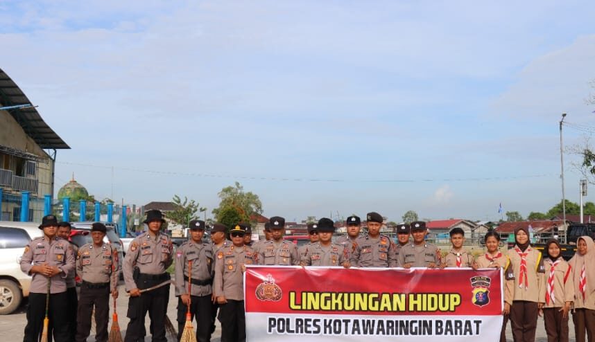 Aksi Peduli Lingkungan, Polres Kobar Gotong Royong Bersihkan Pasar Tradisional