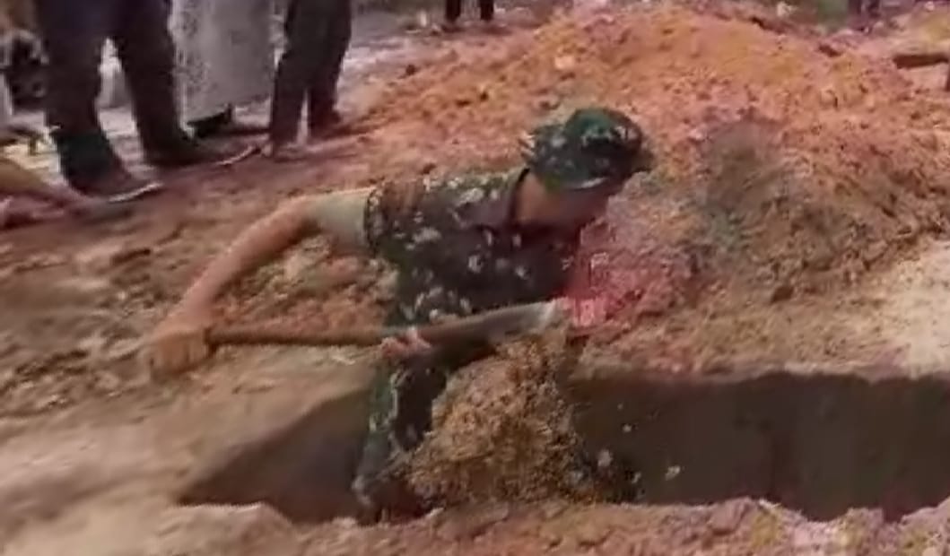 Viral, Anggota TNI Kodim 1014 Pangkalan Bun Bantu Warga Gali Liang Kubur