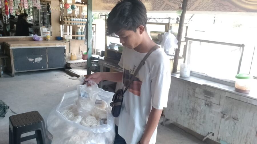 Kisah Inspiratif Andre, Remaja Penjual Kerupuk yang Bercita-cita Jadi Pengusaha