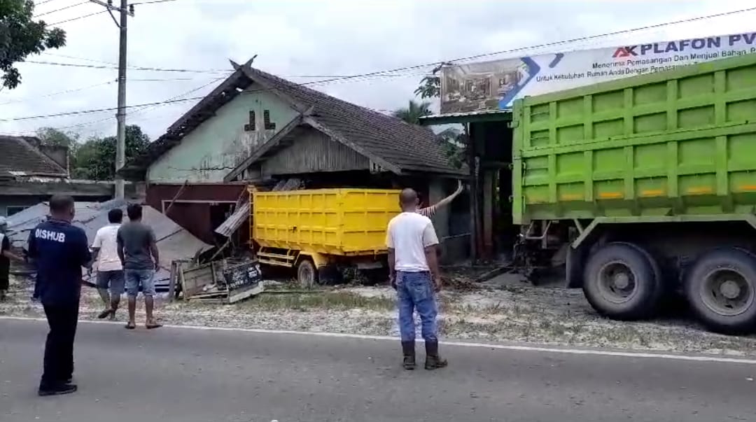 Truk Tabrak Rumah Warga di Pelingkau Kelurahan Baru, Sopir Dilarikan ke Rumah Sakit