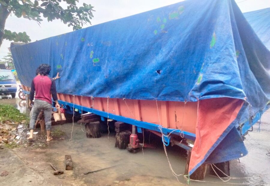 Sebuah Truk Terperosok di Jalan S Parman, Sebabkan Pipa Air PDAM Bocor