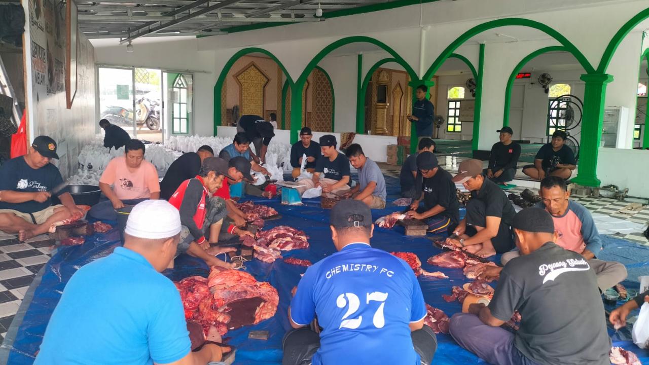 Rayakan Idul Adha, Pejuang Subuh Melawi Sebar 600 Paket Daging Kurban