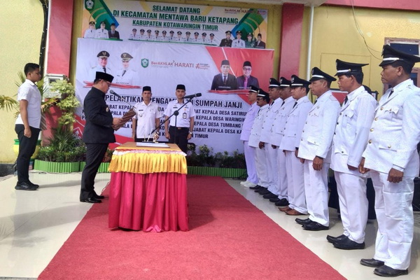 Bupati Kotim Lantik Delapan Penjabat Kades, Pasca Ditinggal Daftar Caleg