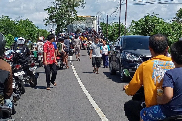 Tak Kuat Menanjak, Truk Poso Hantam Dua Mobil di Belakang