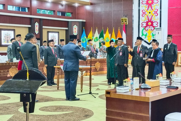 Wagub Edy Pratowo Lantik Dua Kepala Sekolah Tingkat SMA/SMK