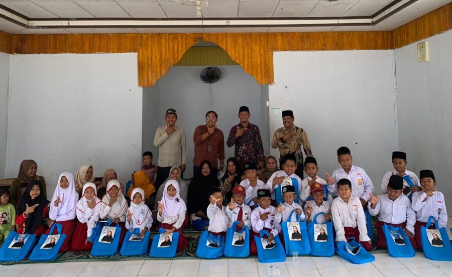 Monica Putri Rasyid Salurkan Bantuan Pendidikan Generasi Hebat ke Ponpes Miftahul Ulum Sungai Kapitan