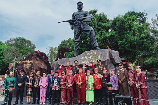 HUT Katingan Ke-21, Patung Pahlawan Nasional Tjilik Riwut Diresmikan di Objek Wisata Bukit Batu