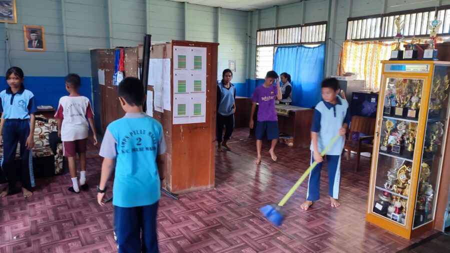 Kelompok 16 KKN UPR dan KKN Nusantara Kolaborasi Bersihkan Rumah Ibadah Serta Sekolah