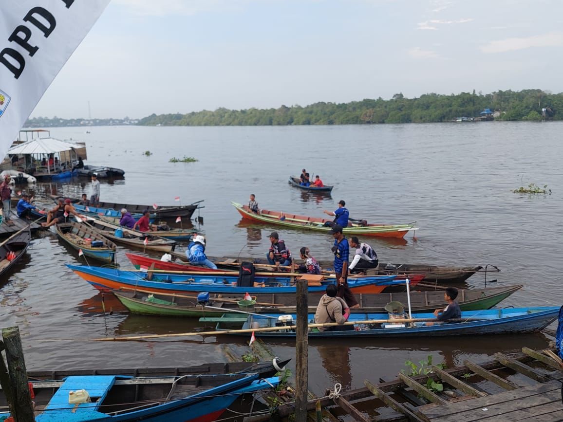 Ratusan Peserta Meriahkan Lomba Memancing Udang Galah di Desa Terantang