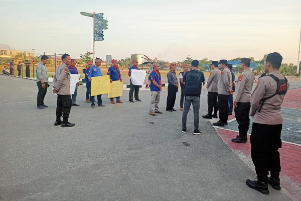 Puluhan Warga Gelar Aksi Unjuk Rasa Minta Pihak Polri Menangkap RG