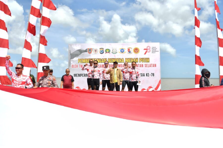 TNI-Polri dan Forkompinda Kalsel Bentangkan Bendera di Pantai Batakan Baru