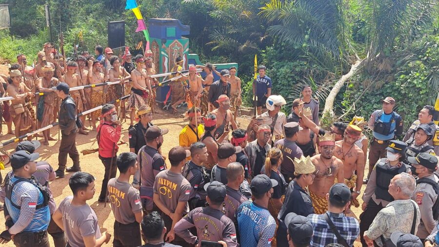 Ormas Adat Dayak Portal Akses PT GAP, Tuntut Ganti Rugi Lahan