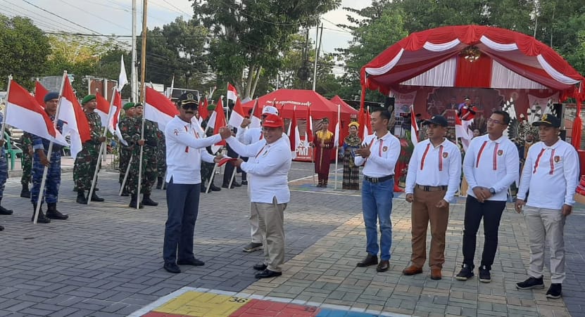 Sambut HUT RI, Pemkab Kobar Bagikan 10 Ribu Bendera Merah Putih ke Masyarakat