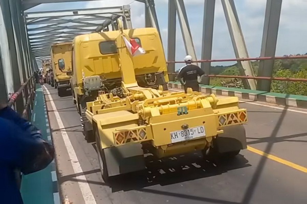 2 Kendaraan Bertonase Besar Berpapasan di Jembatan Mentaya, Jalanan Macet