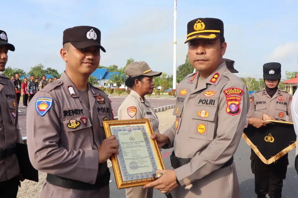 Kapolres Katingan Beri Penghargaan Kepada Personel Berprestasi