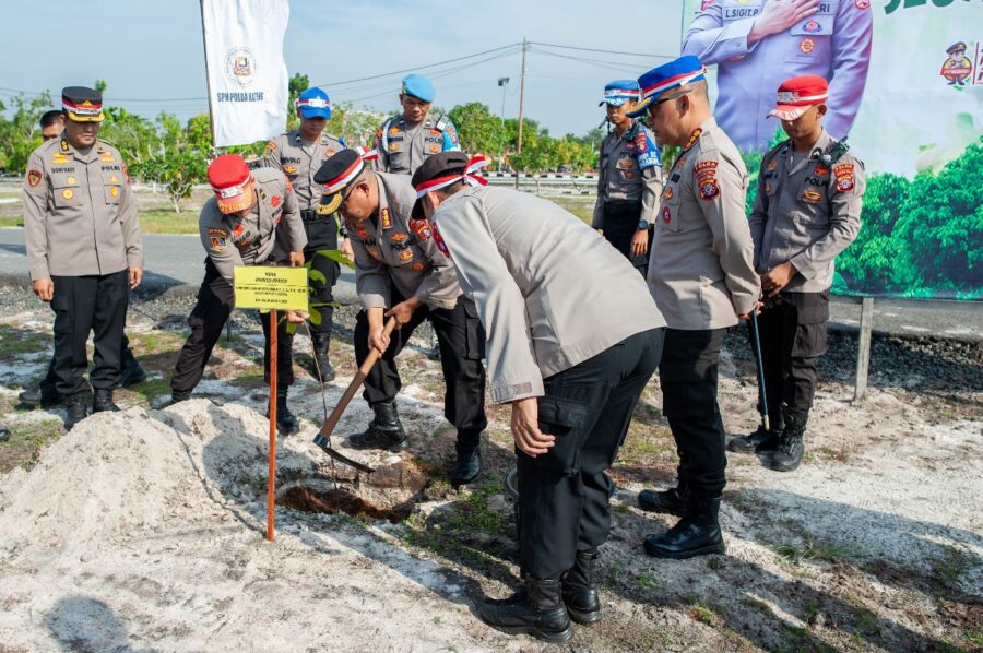 Ratusan Bibit Pohon Ditanam di Lingkungan SPN Polda Kalteng