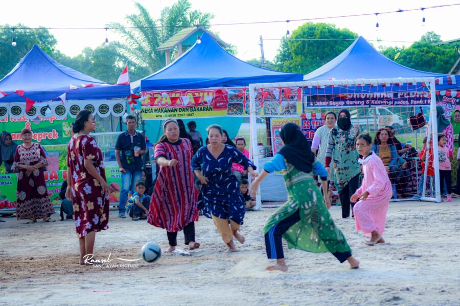 Aksi Ibu-ibu Berdaster Main Sepak Bola di Kelurahan Baru Bikin Ngakak Penonton