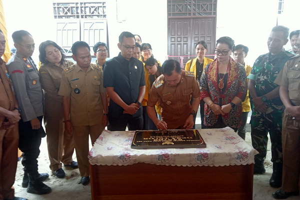 Bupati Katingan Resmikan Kantor Desa Teluk