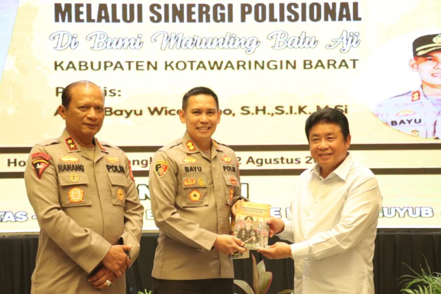 Kapolda Kalteng Luncurkan Buku Kapolres Kobar Berjudul ‘Sinergi Polisional di Bumi Marunting Batu Aji’
