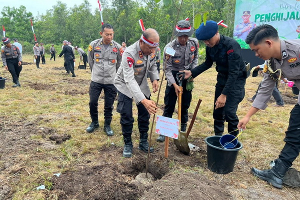 Kapolda Kalteng dan Kapolri Lakukan Penanaman Pohon Serentak Seluruh Indonesia