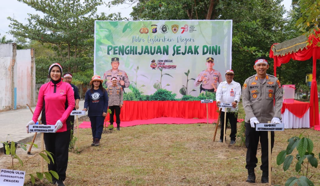 Gerakkan Penghijauan Sejak Dini, Kapolres Kobar Tanam Pohon di Pangkalan Bun Park
