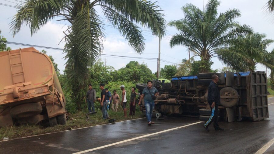 Dua Truk Adu Kuat, Satu Sopir Meregang Nyawa