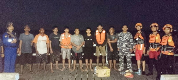 Tim Gabungan Ditpolairud Evakuasi ABK Korban Kapal Tenggelam di Muara Sungai Mentaya
