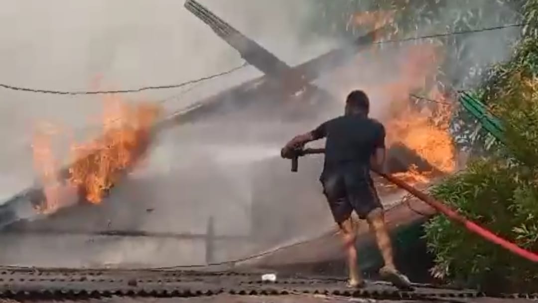 Diduga Korsleting Listrik, Satu Rumah di Kumai Dilalap si Jago Merah
