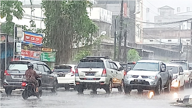 Hujan Guyur Kota Sampit, Kabut Asap dan Bau Menyengat Berkurang