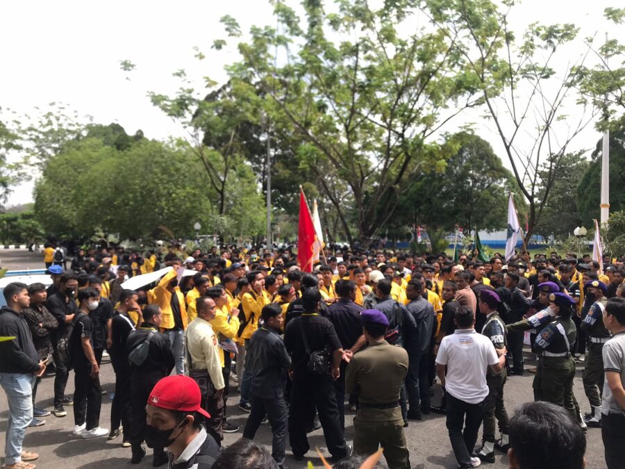 Geruduk Rektorat, Ratusan Mahasiswa Minta Rektor UPR Hadir Dengarkan Aspirasi Massa